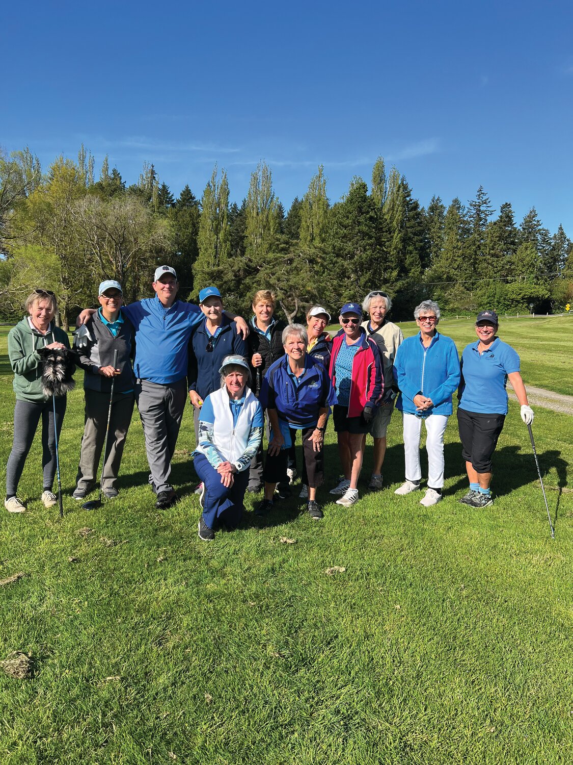 Members of the Discovery Bay Women’s Club pose with pro golfer Jeff Kent prior to the “Beat the Pro” competition on Thursday.